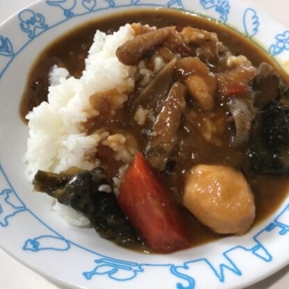 残った煮しめをそのまま使ってみました！
子供用に甘口のカレールーを使ったら、かなり甘々になってしまいました（涙）
でも、和風で美味しかったです！